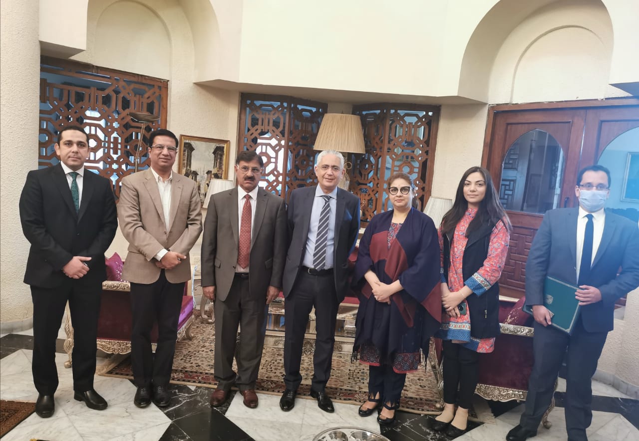 سفير مصر لدى باكستان الدكتور طارق دحروج خلال اللقاء