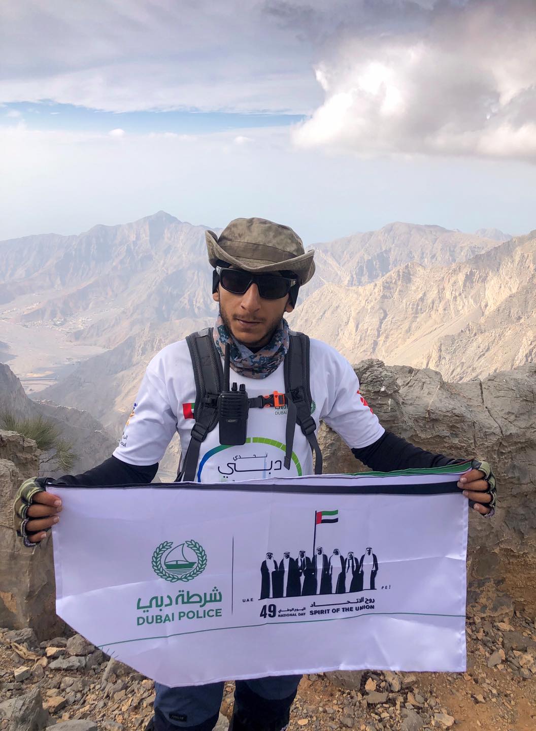 موظف بشرطة دبي يحتفي باليوم الوطني بالإمارات بصعود قمة جبل جيس  (2)