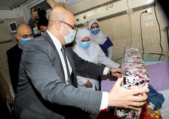 محافظ بنى سويف يسلم الطفلة شروق هدية نيابة عن الرئيس السيسى (1)