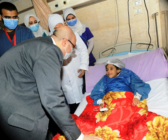 محافظ بنى سويف يسلم الطفلة شروق هدية نيابة عن الرئيس السيسى (3)