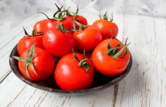 وصفات طبيعية من الطماطم للشعر والبشرة