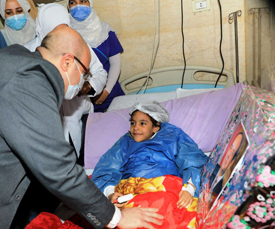 محافظ بنى سويف يسلم الطفلة شروق هدية نيابة عن الرئيس السيسى (4)