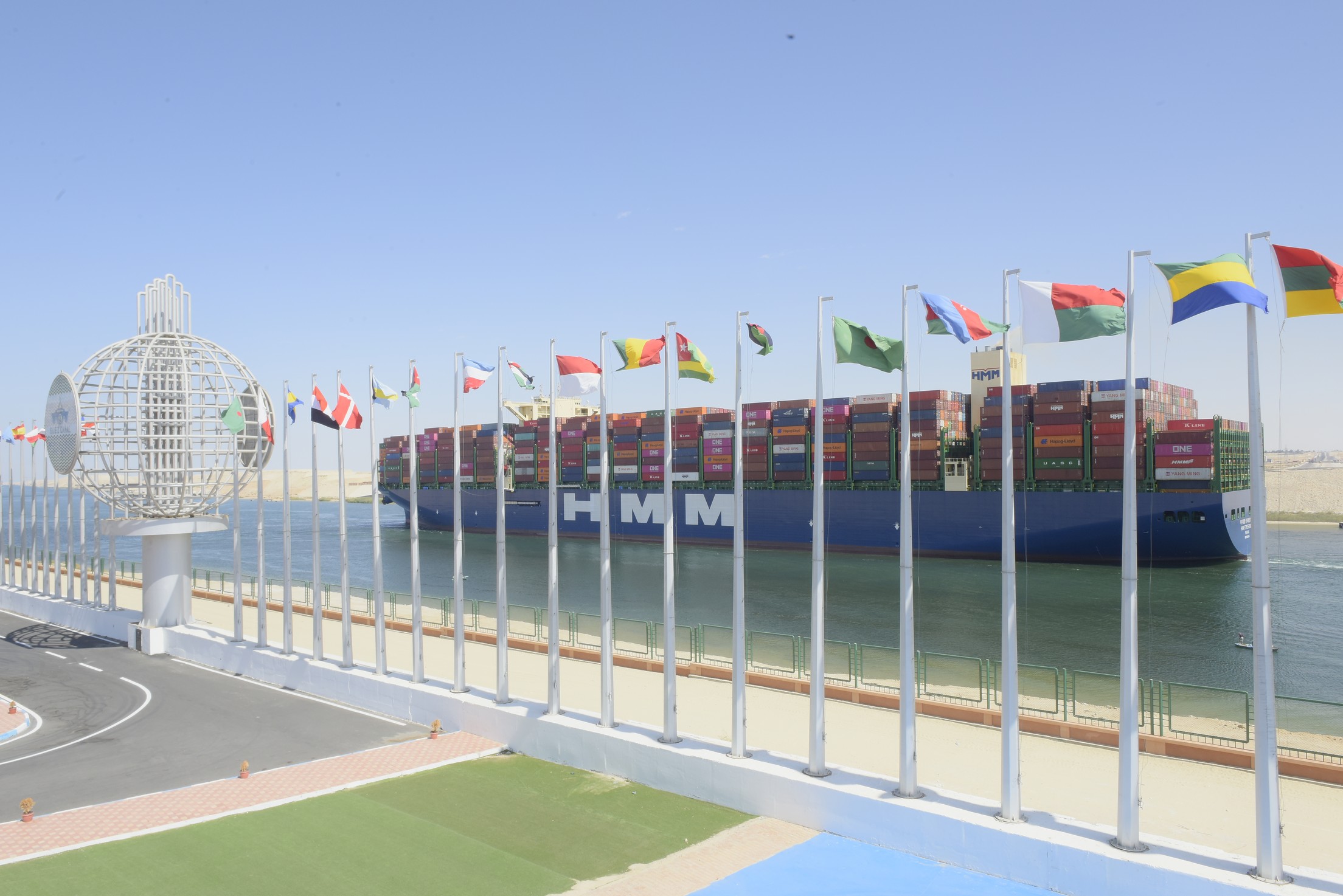 أكبر سفينة حاويات فى العالم تعبر قناة السويس (2)