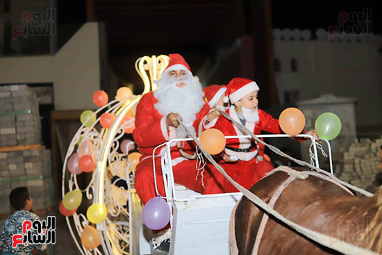 بابا نويل وأطفاله يجوبون شوارع مدينة اسنا بعربة سندريلا