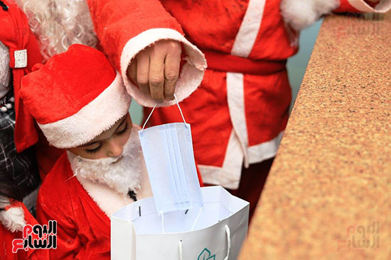 توزيع الكمامات على المواطنين هدية بابا نويل بالاقصر