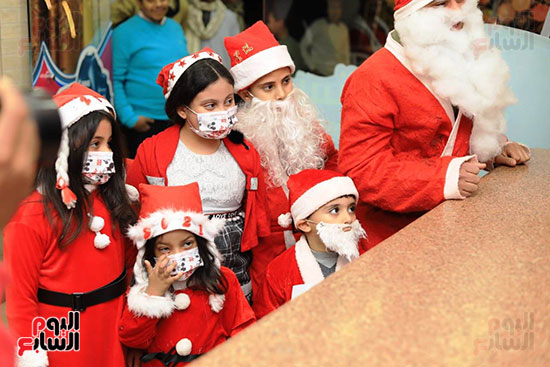 جولة بابا نويل وأطفاله بشوارع اسنا جنوب الأقصر