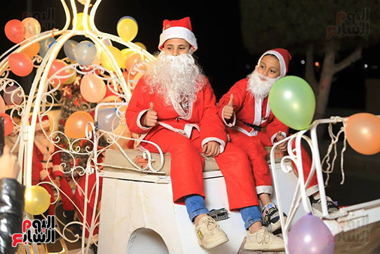 اطفال بابا نويل جنوب الاقصر على عربة سندريلا