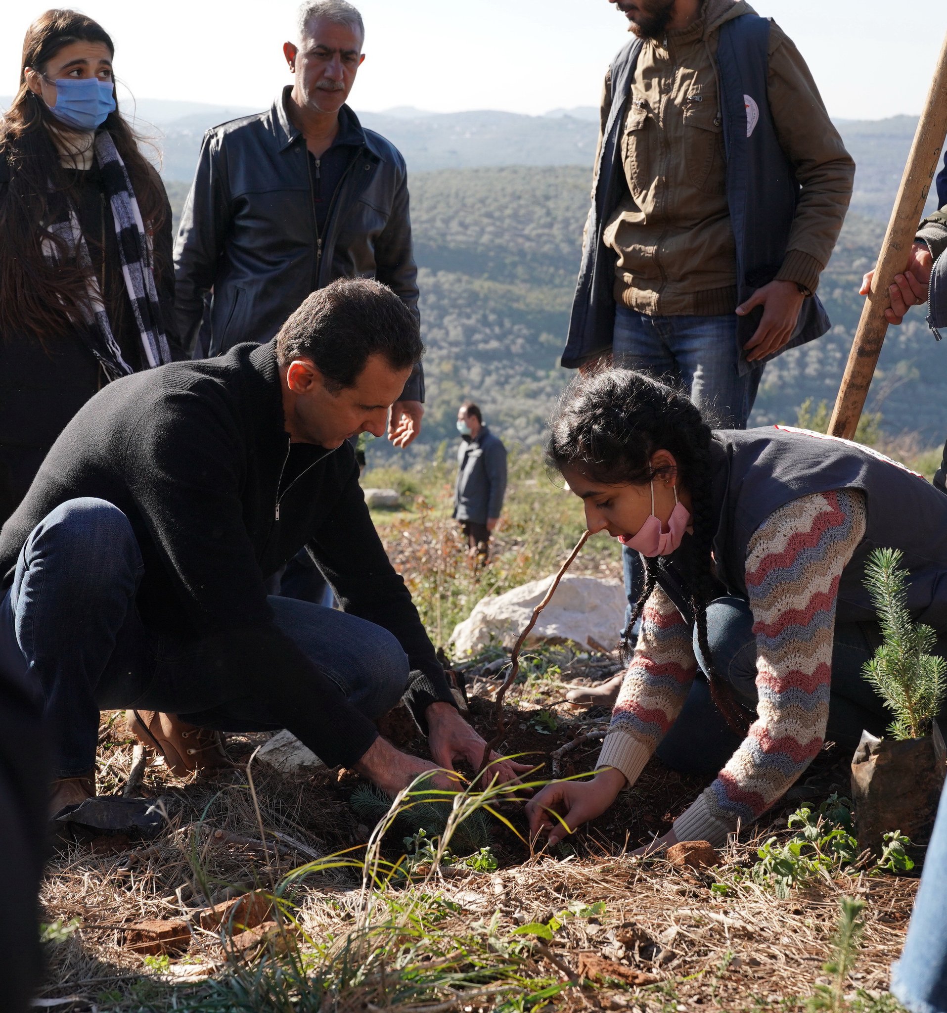 الرئيس السورى وقرينته يشاركان الطلاب السوريين في حملة تشجير (4)