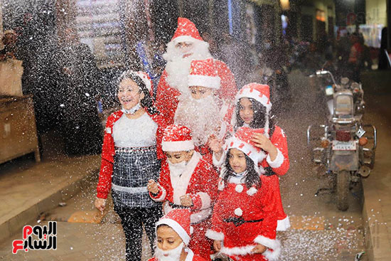 احتفالا اطفال بابا نويل جنوب الاقصر بالعام الجديد