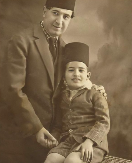 الطفل إحسان عبد القدوس مع والده