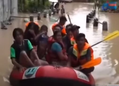 فيضانات فى اندونيسيا واستخدام القوارب