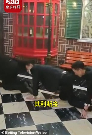 موظفون صينيون يزحفون في حانة كعقوبة لقلة مبيعات (1)
