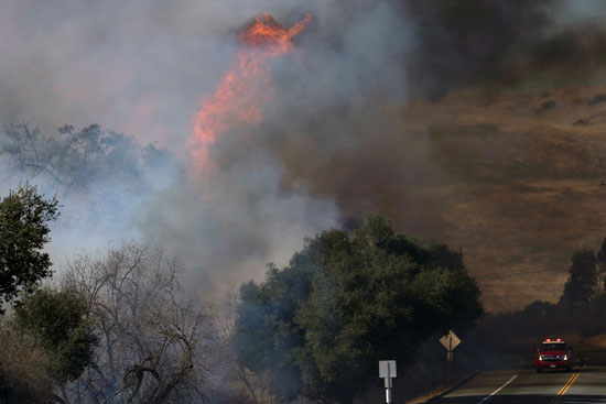 تجدد الحرائق فى غابات كاليفورنيا والنيران تلتهم مساحات واسعة (1)