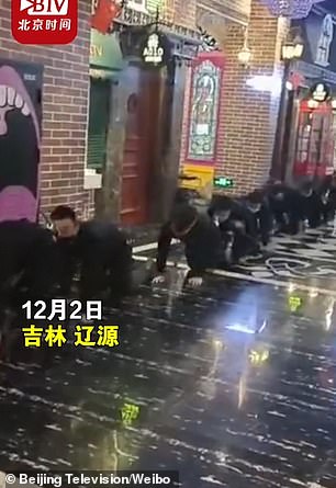 موظفون صينيون يزحفون في حانة كعقوبة لقلة مبيعات (2)