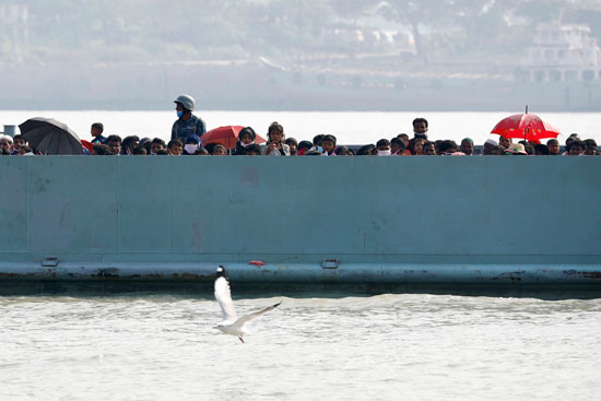 اللاجئون  على أسطح سفن البحرية