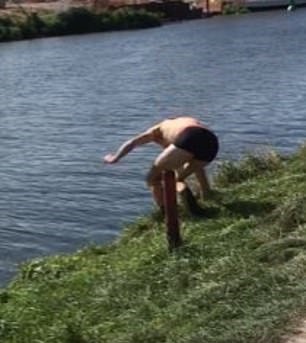 شاب بحوزته المخدرات يلقى نفسه في النهر ببريطانيا محاولا الهروب (3)