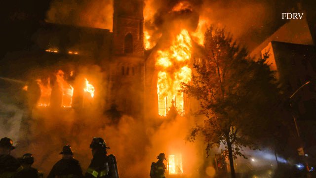 حريق هائل بكنسية تاريخية في نيويورك (1)