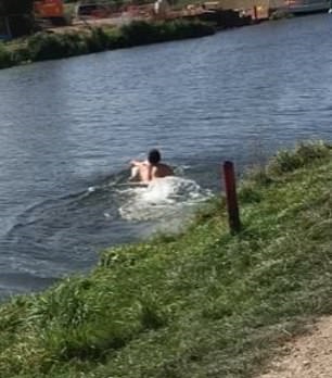 شاب بحوزته المخدرات يلقى نفسه في النهر ببريطانيا محاولا الهروب (2)