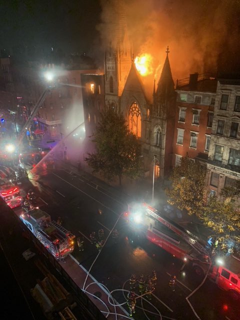 حريق هائل بكنسية تاريخية في نيويورك (3)