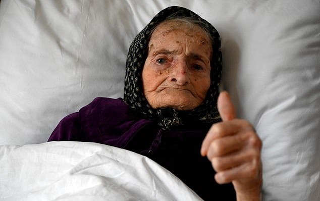 امرأة كرواتية بعمر 99 عام تنجو من فيروس كورونا (1)