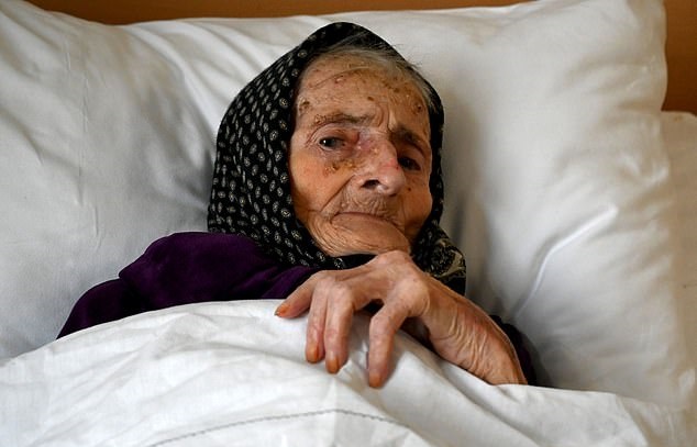 امرأة كرواتية بعمر 99 عام تنجو من فيروس كورونا (3)