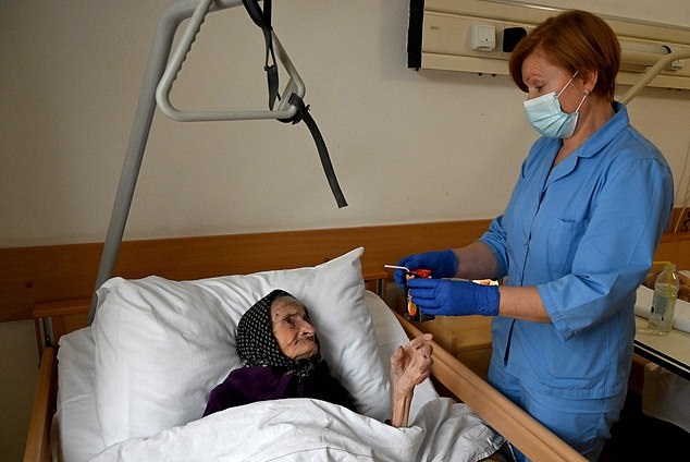 امرأة كرواتية بعمر 99 عام تنجو من فيروس كورونا (2)