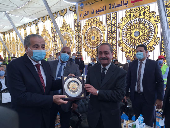 وزير التموين ومحافظ الإسماعيلية يتفقدان مجمع صوامع الغلال بأبوصوير (4)