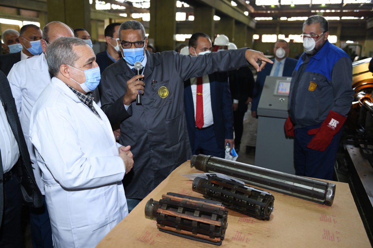 تفقد المهندس محمد أحمد مرسي، وزير الدولة للإنتاج  الحربى، شركتي حلوان للمسبوكات (مصنع 9 الحربي) وأبو زعبل للصناعات الهندسية (مصنع 100 الحربي). (6)