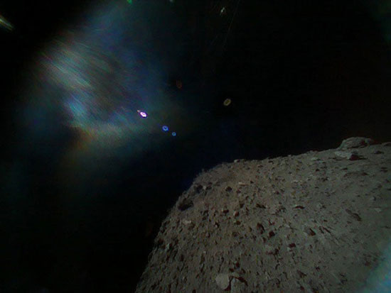 صور التقطتها الكبسولة على ظهر الكويكب