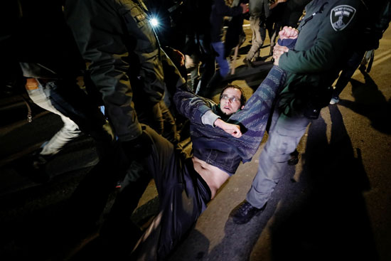 لحظة اعتقال أحد المتظاهرين