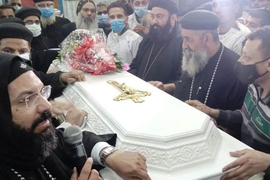 الآلاف من المسلمين والأقباط يشيعون جثمان كاهن كنيسة الرحمانية (2)