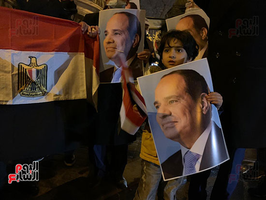 المصريون فى باريس يحملون صورة الرئيس