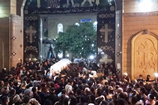 الآلاف من المسلمين والأقباط يشيعون جثمان كاهن كنيسة الرحمانية (5)