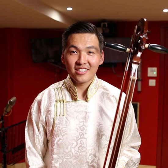الموسيقار المنغولي بات إيردين فيكتور نيامدافا