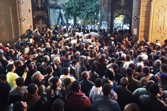الآلاف من المسلمين والأقباط يشيعون جثمان كاهن كنيسة الرحمانية (1)