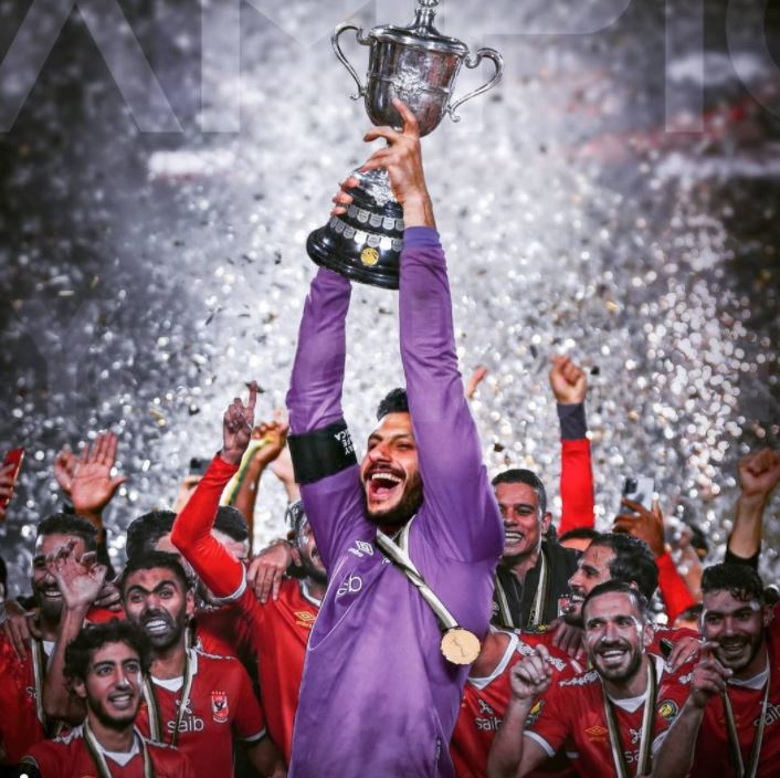 الشناوي يحمل كأس مصر