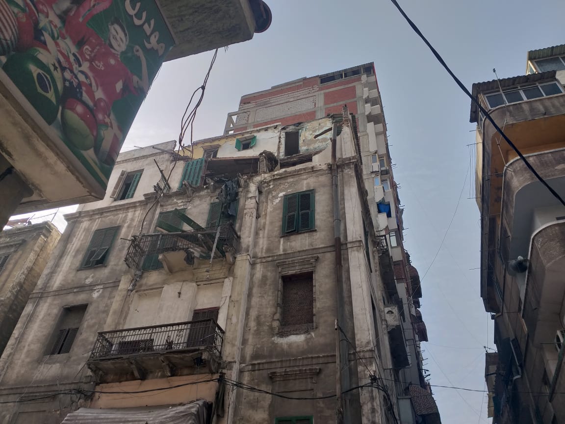 انهيار جزئى لعقار وسط الإسكندرية دون إصابات (1)