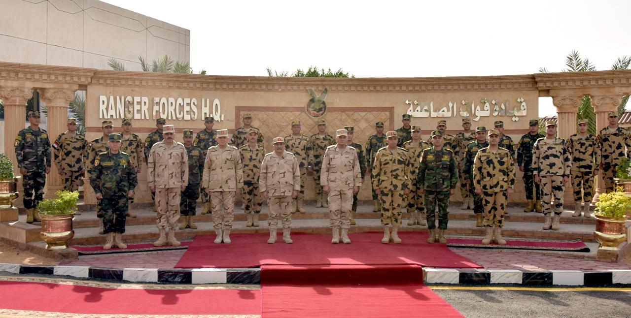 وزير الدفاع يلتقى عددًا من مقاتلى قوات الصاعقة والمظلات (1)