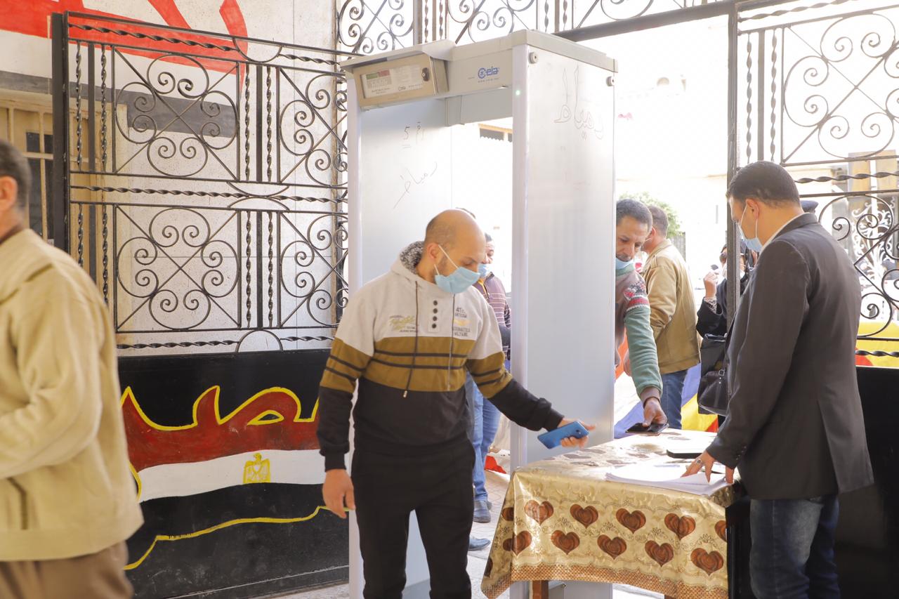 إقبال الناخبين للإدلاء بأصواتهم في جولة الإعادة لانتخابات مجلس النواب بدمياط (3)