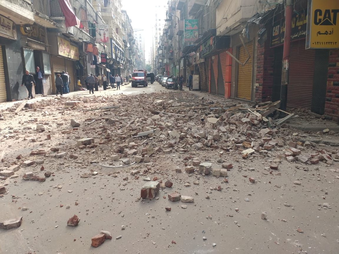 انهيار جزئى لعقار وسط الإسكندرية دون إصابات (3)