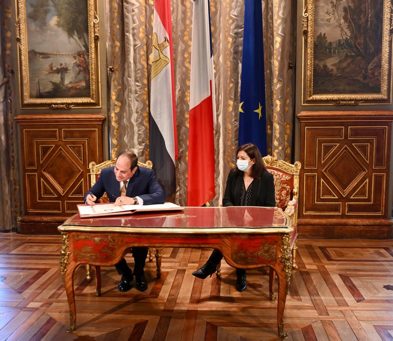 الرئيس و آن هيدالجو عمدة باريس عمدة باريس