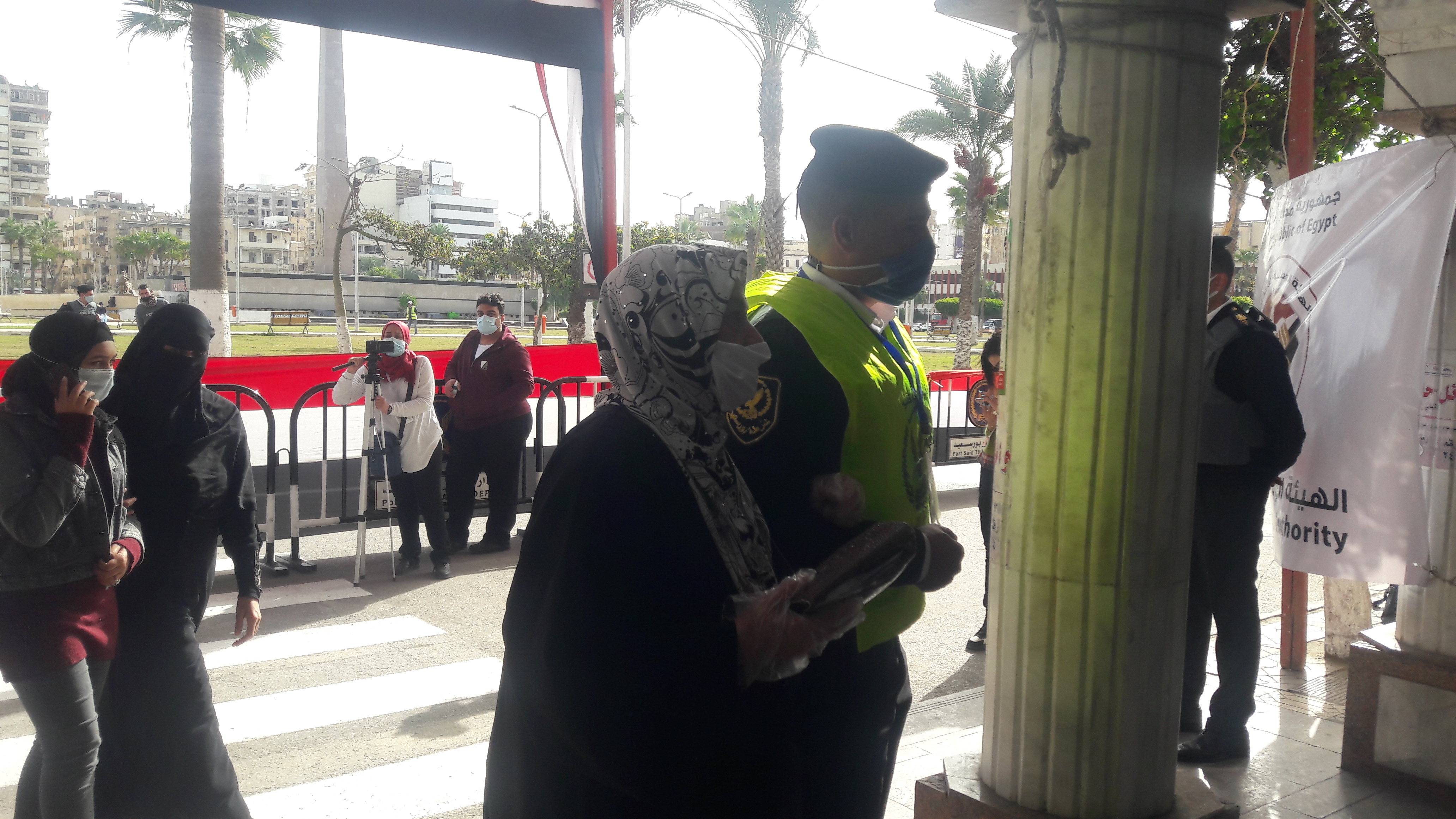الشرطة تساعد سيدة مسنه للإدلاء بصوتها فى الانتخابات   (1)