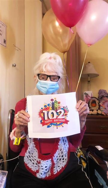 أنجلينا خلال احتفالات عيد ميلادها 102