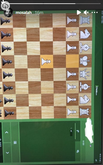 محمد صلاح ينشر صورة له أثناء ممارسة الشطرنج