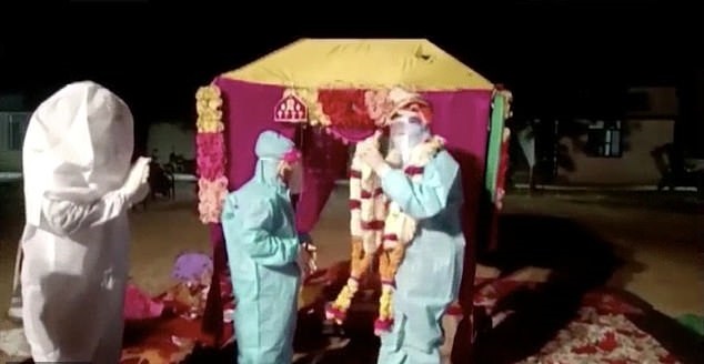 زوجان يصران على زفافهما بعد إعلان إصابة العروس بكورونا في الهند (4)