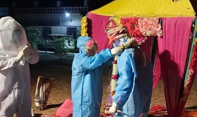 زوجان يصران على زفافهما بعد إعلان إصابة العروس بكورونا في الهند (1)