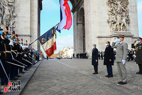 الرئيس يضع إكليلا من الزهور على قبر الجندى المجهول بقوس النصر بباريس