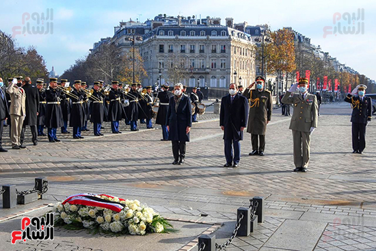بعد وضع الرئيس السيسى إكليلا من الزهور على قبر الجندى المجهول بقوس النصر بباريس