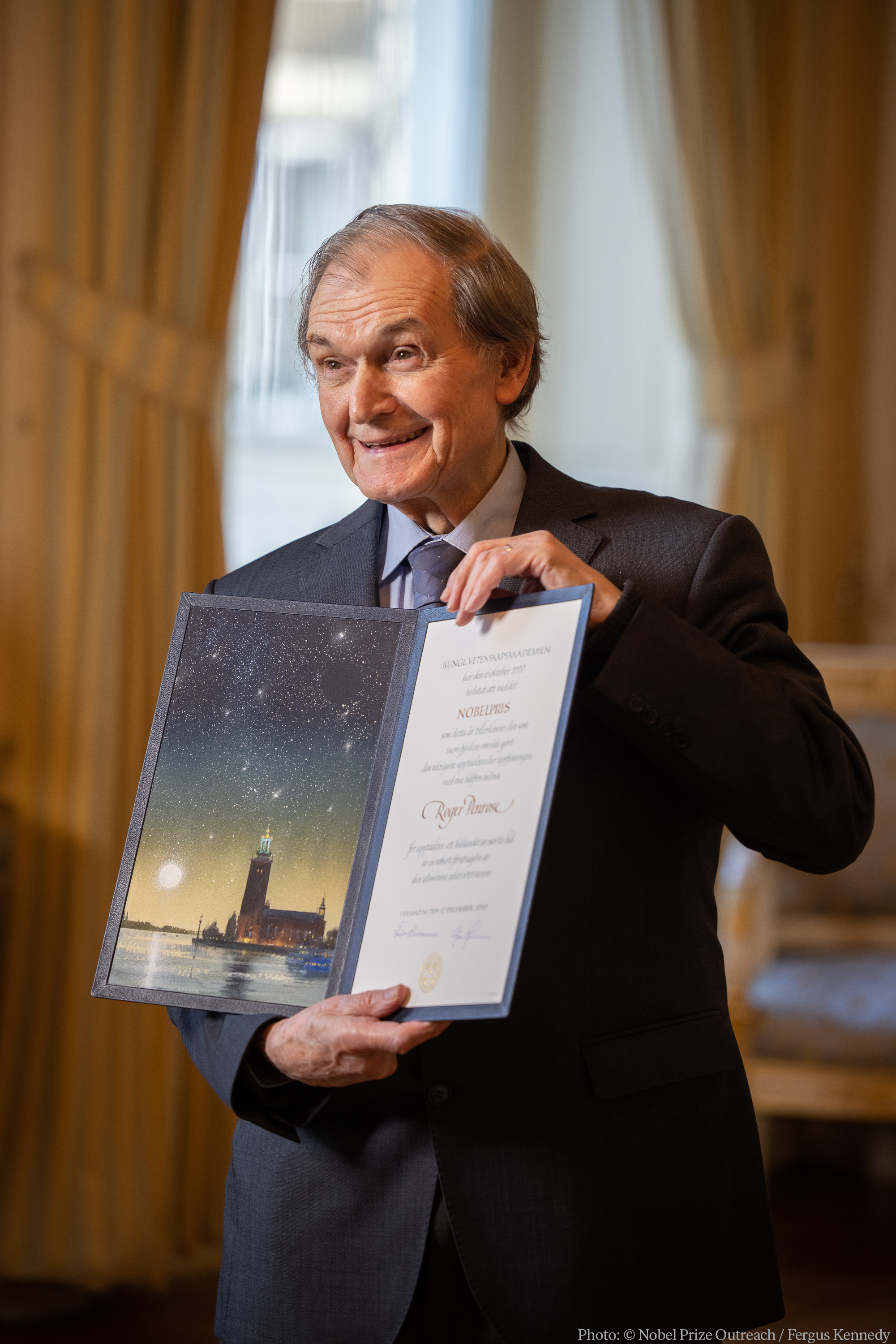 روجر بنروز يتسلم جائزة نوبل فى سفارة السويد بلندن