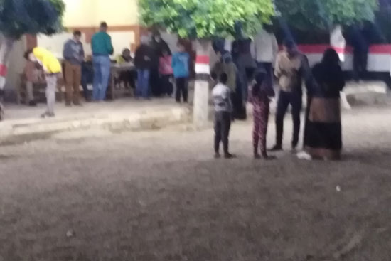 اقبال الناخبين للاداءا باصواتهم قبل غلق التصويت فى دمياط (1)